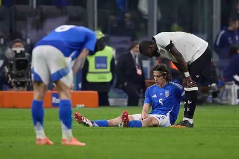 تقارير: إصابة كالافيوري تثير القلق في صفوف منتخب إيطاليا